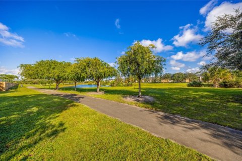 Copropriété à vendre à Hialeah, Floride: 2 chambres, 90.02 m2 № 1954741 - photo 28