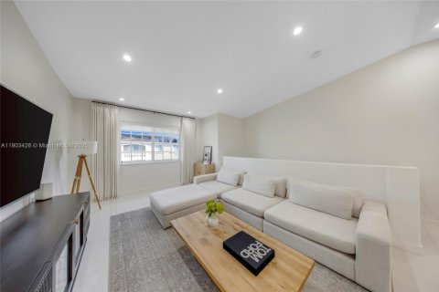 Copropriété à vendre à Hialeah, Floride: 2 chambres, 90.02 m2 № 1954741 - photo 6