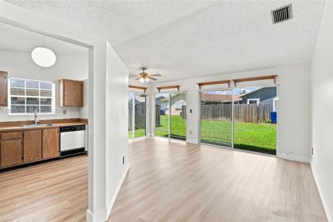 Villa ou maison à vendre à Miramar, Floride: 3 chambres, 90.21 m2 № 2314034 - photo 7