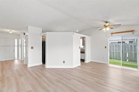 Villa ou maison à vendre à Miramar, Floride: 3 chambres, 90.21 m2 № 2314034 - photo 9
