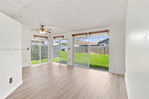 Villa ou maison à vendre à Miramar, Floride: 3 chambres, 90.21 m2 № 2314034 - photo 8