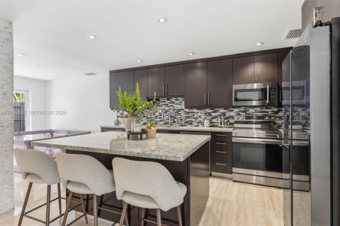 Villa ou maison à vendre à Hialeah, Floride: 3 chambres, 222.41 m2 № 2084817 - photo 3