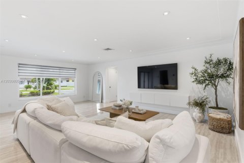 Villa ou maison à vendre à Hialeah, Floride: 3 chambres, 222.41 m2 № 2084817 - photo 2