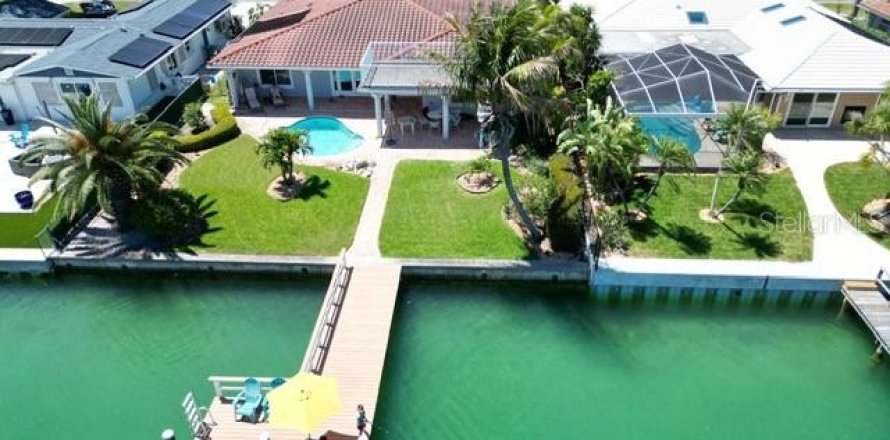 Casa en Treasure Island, Florida 3 dormitorios, 180.97 m2 № 2099092