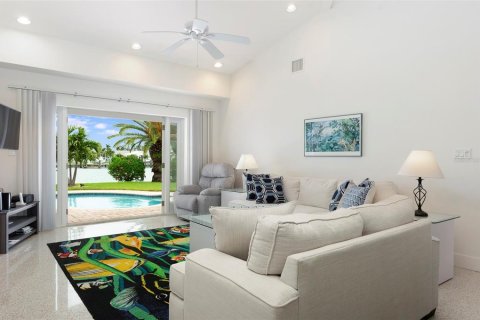 Casa en venta en Treasure Island, Florida, 3 dormitorios, 180.97 m2 № 2099092 - foto 9