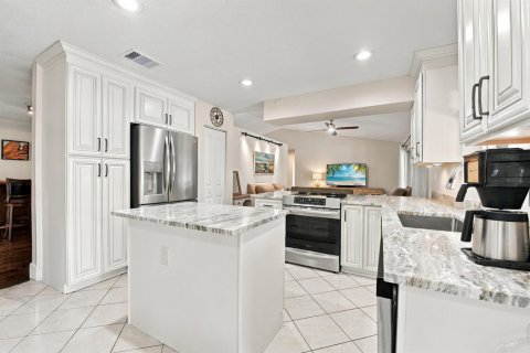 House in Coral Springs, Florida 3 bedrooms, 174.75 sq.m. № 2387103 - photo 20