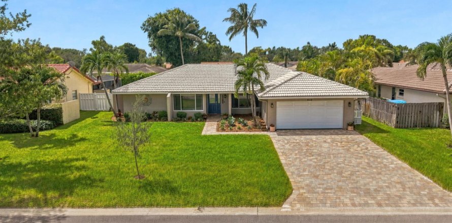 House in Coral Springs, Florida 3 bedrooms, 174.75 sq.m. № 2387103