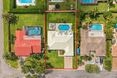 House in Coral Springs, Florida 3 bedrooms, 174.75 sq.m. № 2387103 - photo 2