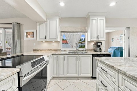 House in Coral Springs, Florida 3 bedrooms, 174.75 sq.m. № 2387103 - photo 18