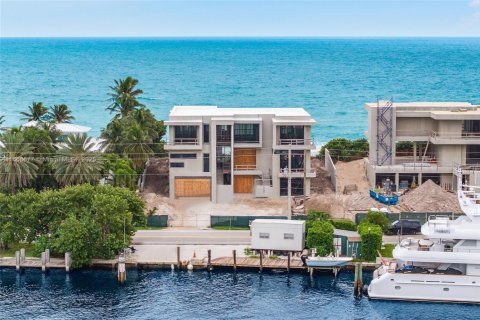 House in Hillsboro Beach, Florida 7 bedrooms, 907.93 sq.m. № 1867718 - photo 9