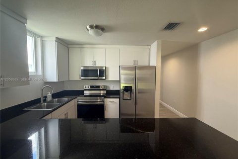 Touwnhouse à louer à Hialeah, Floride: 3 chambres, 153.29 m2 № 2168002 - photo 4