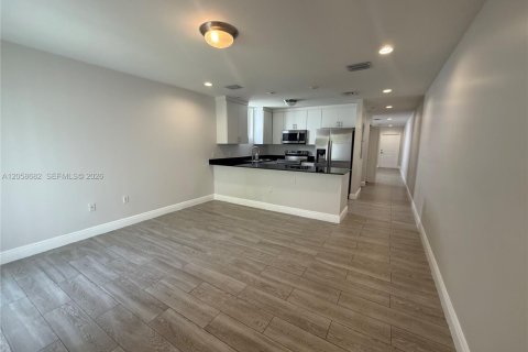 Touwnhouse à louer à Hialeah, Floride: 3 chambres, 153.29 m2 № 2168002 - photo 2