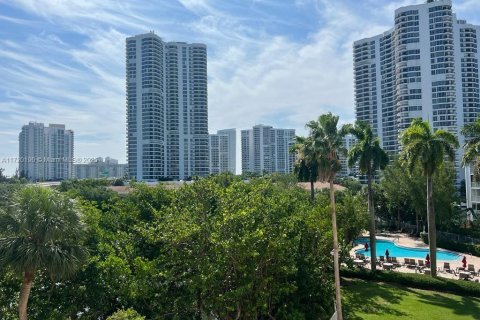 Снять в аренду кондоминиум в Авентура, Флорида 2 спальни, 109.72м2, № 1958938 - фото 1