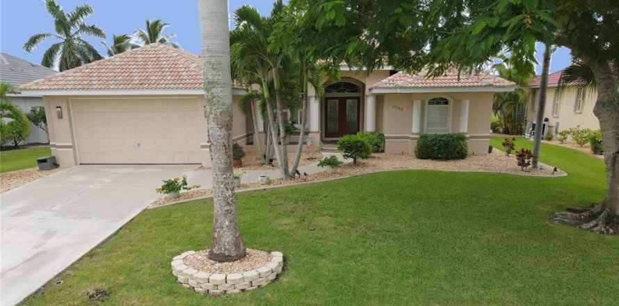 Villa ou maison à Punta Gorda, Floride 3 chambres, 177.81 m2 № 2400231