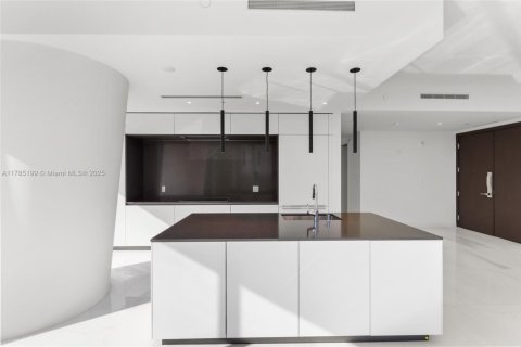 Condominio en venta en Miami, Florida, 3 dormitorios, 224.27 m2 № 1862772 - foto 18