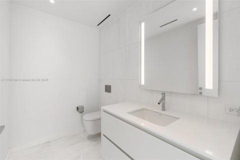 Condominio en venta en Miami, Florida, 3 dormitorios, 224.27 m2 № 1862772 - foto 22