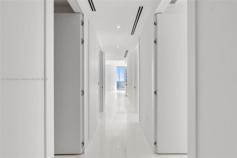 Condominio en venta en Miami, Florida, 3 dormitorios, 224.27 m2 № 1862772 - foto 26