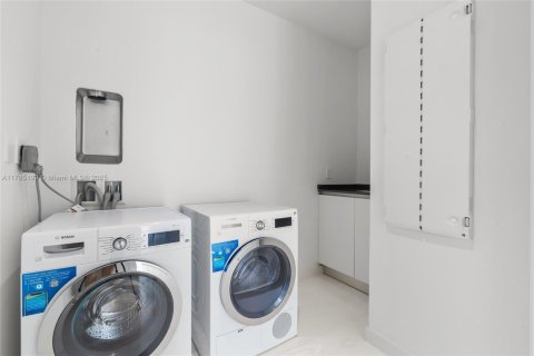 Condominio en venta en Miami, Florida, 3 dormitorios, 224.27 m2 № 1862772 - foto 27