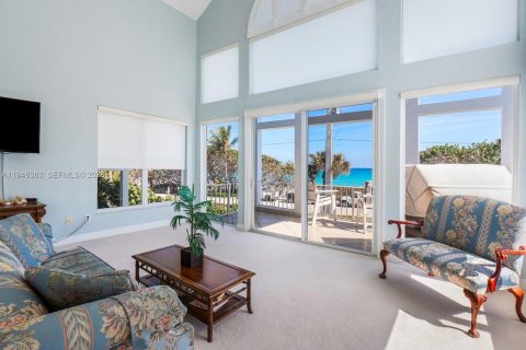 House in Jupiter, Florida 4 bedrooms, 423.91 sq.m. № 2004247 - photo 16