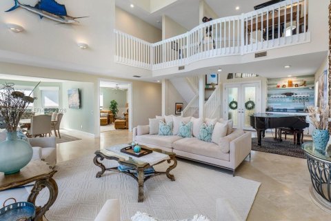 House in Jupiter, Florida 4 bedrooms, 423.91 sq.m. № 2004247 - photo 8