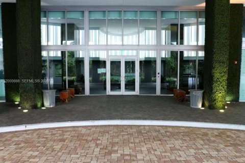 Condo in Miami, Florida, 2 bedrooms  № 2067762 - photo 16