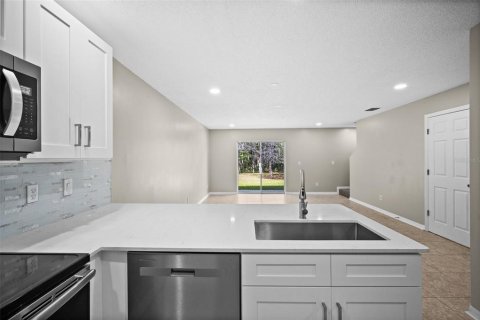 Townhouse in Land O' Lakes, Florida 3 bedrooms, 142.7 sq.m. № 2104557 - photo 8