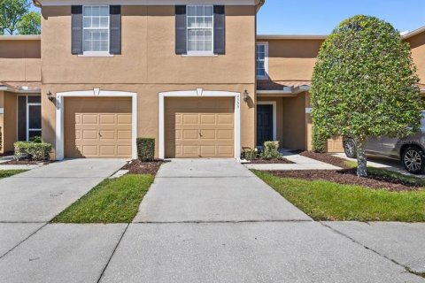 Townhouse in Land O' Lakes, Florida 3 bedrooms, 142.7 sq.m. № 2104557 - photo 1