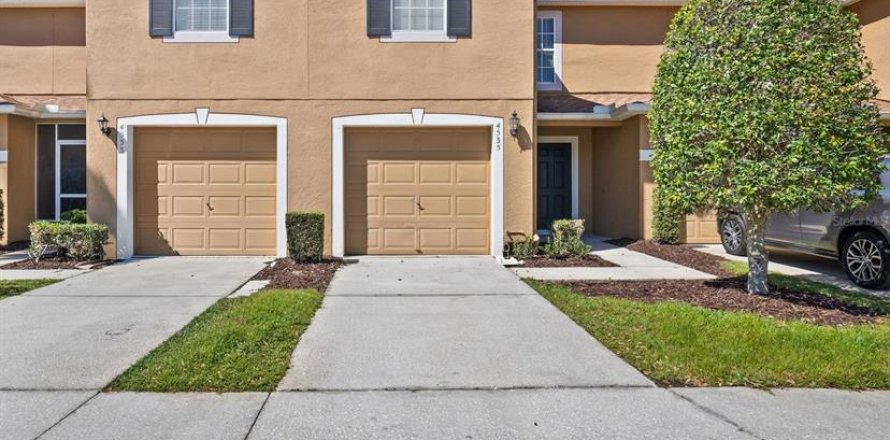 Townhouse in Land O' Lakes, Florida 3 bedrooms, 142.7 sq.m. № 2104557