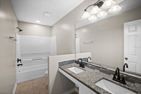 Townhouse in Land O' Lakes, Florida 3 bedrooms, 142.7 sq.m. № 2104557 - photo 21