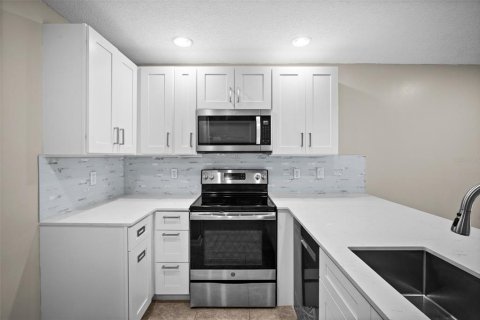 Townhouse in Land O' Lakes, Florida 3 bedrooms, 142.7 sq.m. № 2104557 - photo 7
