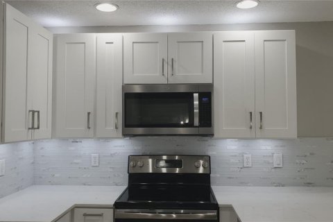Townhouse in Land O' Lakes, Florida 3 bedrooms, 142.7 sq.m. № 2104557 - photo 12