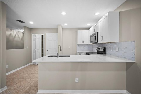 Townhouse in Land O' Lakes, Florida 3 bedrooms, 142.7 sq.m. № 2104557 - photo 9