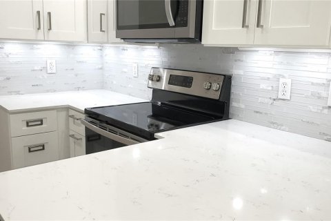 Townhouse in Land O' Lakes, Florida 3 bedrooms, 142.7 sq.m. № 2104557 - photo 14