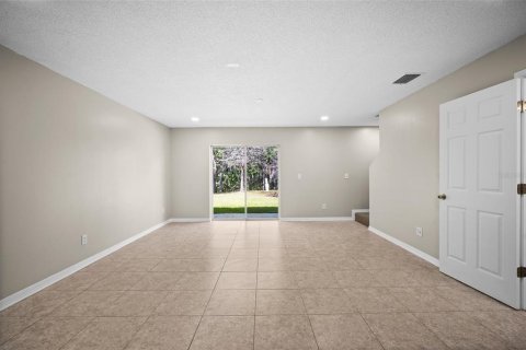 Townhouse in Land O' Lakes, Florida 3 bedrooms, 142.7 sq.m. № 2104557 - photo 11
