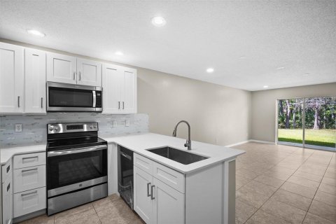 Townhouse in Land O' Lakes, Florida 3 bedrooms, 142.7 sq.m. № 2104557 - photo 6