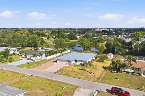 House in Venice, Florida 2 bedrooms, 183.57 sq.m. № 2110377 - photo 12