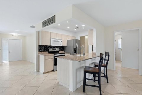 House in Venice, Florida 2 bedrooms, 183.57 sq.m. № 2110377 - photo 6