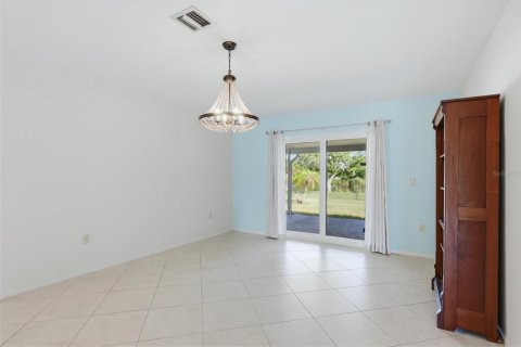 House in Venice, Florida 2 bedrooms, 183.57 sq.m. № 2110377 - photo 5