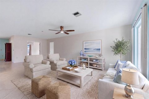 House in Venice, Florida 2 bedrooms, 183.57 sq.m. № 2110377 - photo 2
