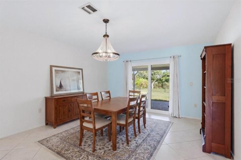 House in Venice, Florida 2 bedrooms, 183.57 sq.m. № 2110377 - photo 4