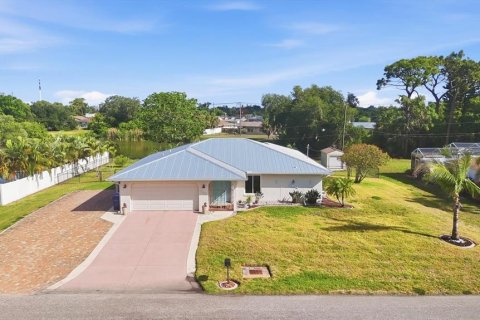House in Venice, Florida 2 bedrooms, 183.57 sq.m. № 2110377