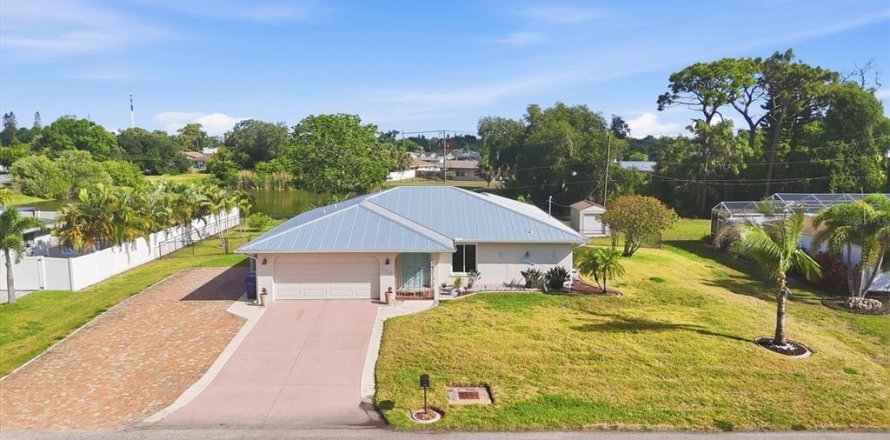 House in Venice, Florida 2 bedrooms, 183.57 sq.m. № 2110377