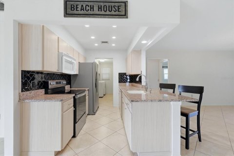 House in Venice, Florida 2 bedrooms, 183.57 sq.m. № 2110377 - photo 24