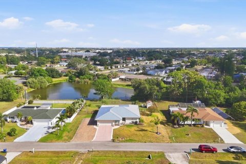 House in Venice, Florida 2 bedrooms, 183.57 sq.m. № 2110377 - photo 11
