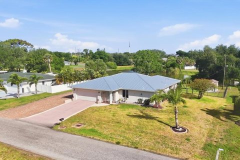 House in Venice, Florida 2 bedrooms, 183.57 sq.m. № 2110377 - photo 13