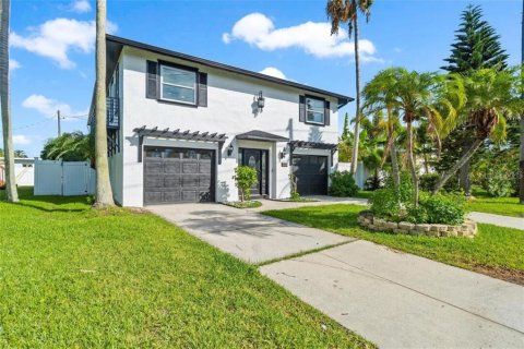 House in Redington Beach, Florida 4 bedrooms, 232.26 sq.m. № 2135376