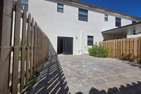 Townhouse in Homestead, Florida 3 bedrooms, 137.77 sq.m. № 1956821 - photo 14