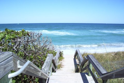 Снять в аренду таунхаус в Юпитер, Флорида 2 спальни, 158.68м2, № 1024432 - фото 1