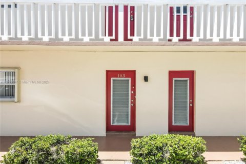 Condo in Lauderhill, Florida, 2 bedrooms  № 1320763 - photo 2