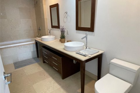 Condo in Miami, Florida, 1 bedroom № 2005168 - photo 13
